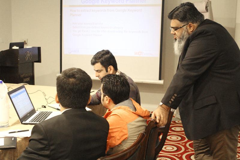 Students learning SEO training in Pakistan through keyword research and website analytics.